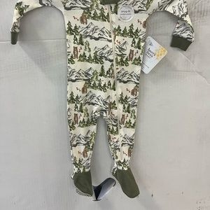 Burt’s Bees Onsie 3-6 month old. Snug fit. Zipper all the way down.